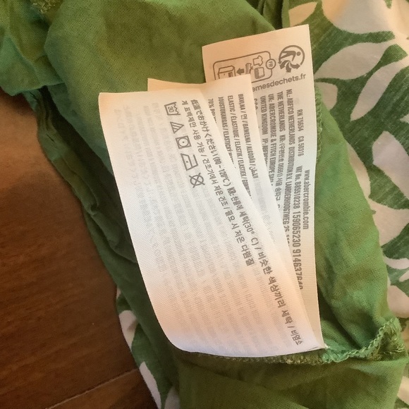 ⸻
🌿 Abercrombie & Fitch Green Leaf Print Petite MIDI Dress - XS 🌿 - Picture 10 of 16